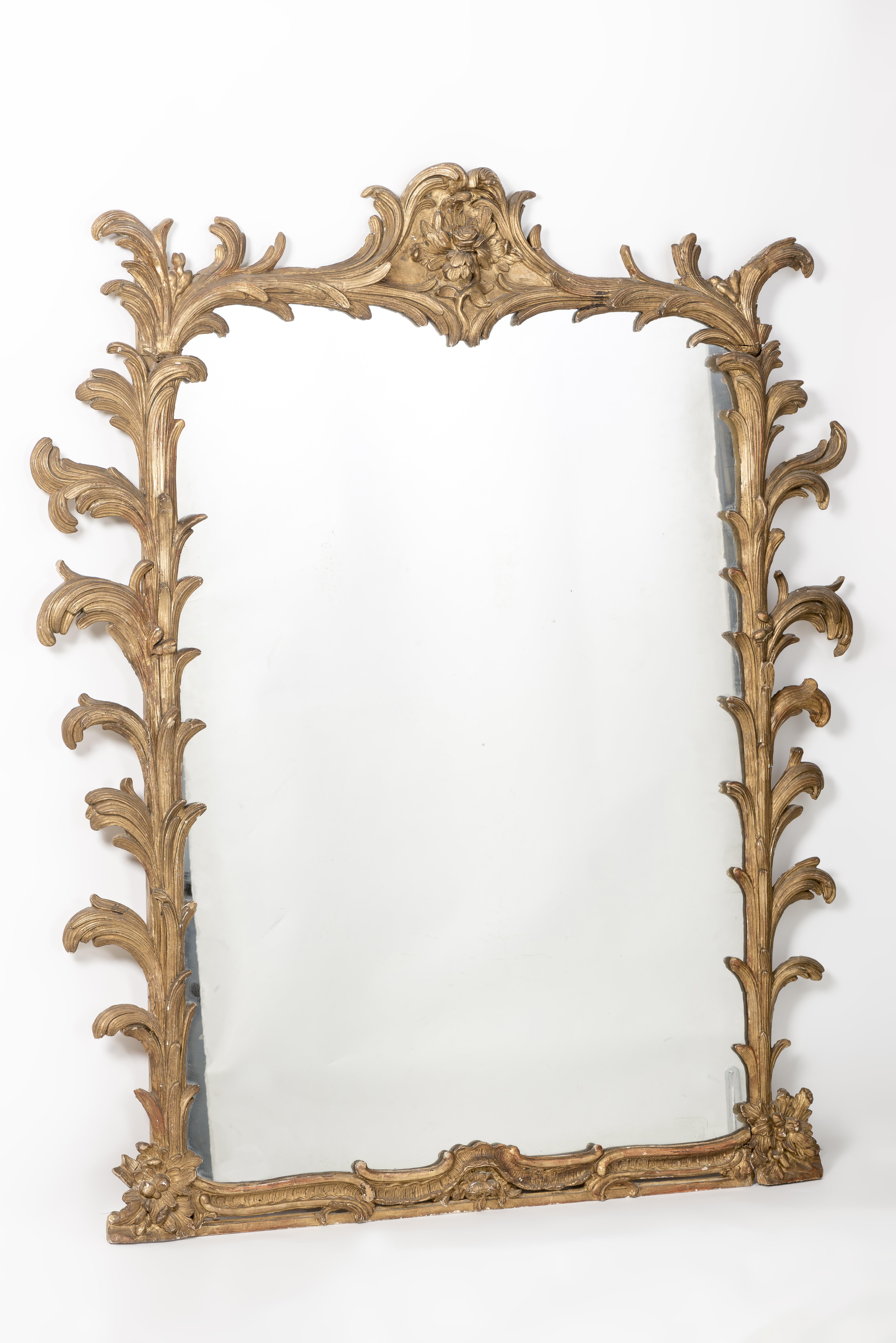 Miroir de style rococo en bois doré.